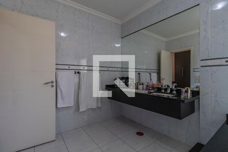 Casa de condomínio à venda com 460m², 4 quartos e 6 vagas Casa de condomínio à venda com 460m², 4 quartos e 6 vagasBanheiro da Suíte 1