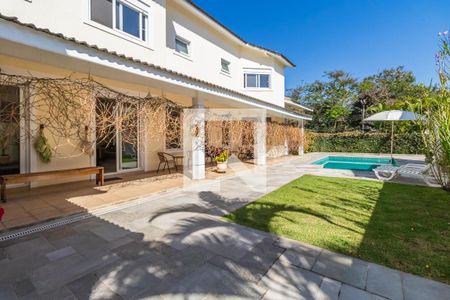 Casa de condomínio à venda com 460m², 4 quartos e 6 vagas Casa de condomínio à venda com 460m², 4 quartos e 6 vagasÁrea Externa