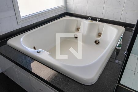 Casa de condomínio à venda com 460m², 4 quartos e 6 vagas Casa de condomínio à venda com 460m², 4 quartos e 6 vagasBanheiro da Suíte 1