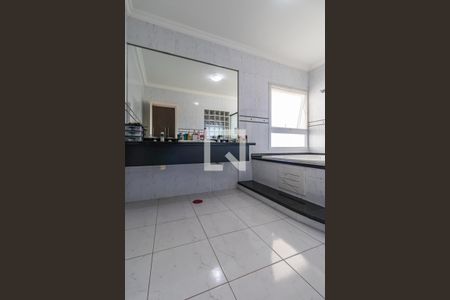 Casa de condomínio à venda com 460m², 4 quartos e 6 vagas Casa de condomínio à venda com 460m², 4 quartos e 6 vagasBanheiro da Suíte 1