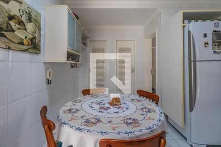 Casa de condomínio à venda com 460m², 4 quartos e 6 vagas Casa de condomínio à venda com 460m², 4 quartos e 6 vagasCozinha