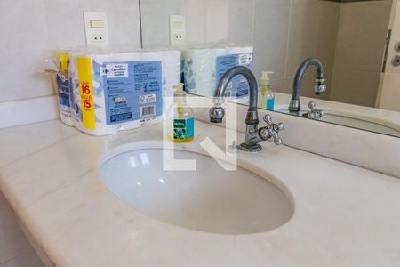 Casa de condomínio à venda com 460m², 4 quartos e 6 vagas Casa de condomínio à venda com 460m², 4 quartos e 6 vagasBanheiro da Suíte 3