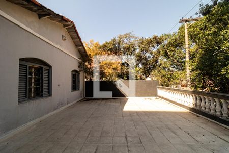 Casa à venda com 200m², 4 quartos e 3 vagas Casa à venda com 200m², 4 quartos e 3 vagasVaranda
