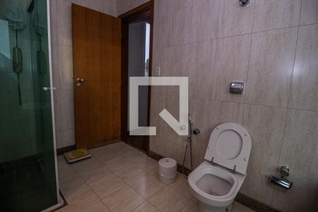 Casa à venda com 750m², 6 quartos e 8 vagas Casa à venda com 750m², 6 quartos e 8 vagasBanheiro Suíte