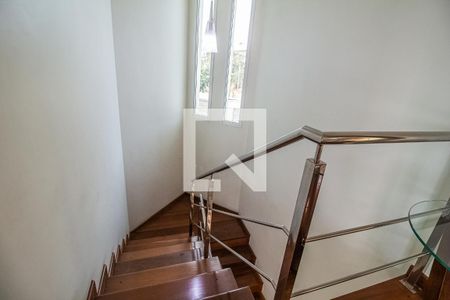 Casa à venda com 750m², 6 quartos e 8 vagas Casa à venda com 750m², 6 quartos e 8 vagasEscada