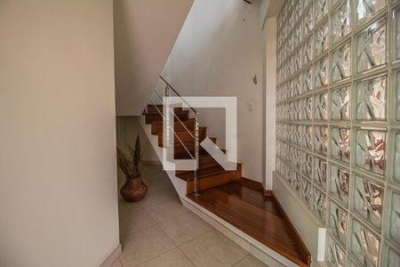 Casa à venda com 750m², 6 quartos e 8 vagas Casa à venda com 750m², 6 quartos e 8 vagasEscada