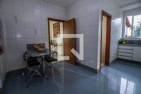 Casa à venda com 750m², 6 quartos e 8 vagas Casa à venda com 750m², 6 quartos e 8 vagasCozinha