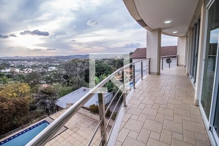 Casa à venda com 750m², 6 quartos e 8 vagas Casa à venda com 750m², 6 quartos e 8 vagasVaranda