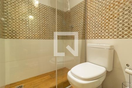 Casa de condomínio à venda com 620m², 4 quartos e 4 vagas Casa de condomínio à venda com 620m², 4 quartos e 4 vagasBanheiro de Serviço