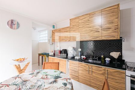 Casa à venda com 216m², 4 quartos e 4 vagas Casa à venda com 216m², 4 quartos e 4 vagasCozinha