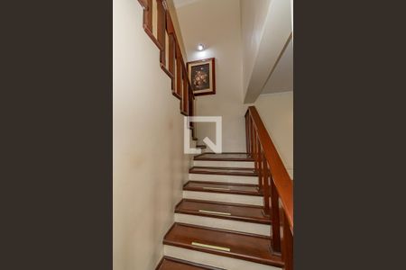 Casa de condomínio à venda com 220m², 4 quartos e 4 vagas Casa de condomínio à venda com 220m², 4 quartos e 4 vagasEscada