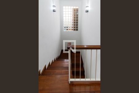 Casa à venda com 289m², 4 quartos e 3 vagas Casa à venda com 289m², 4 quartos e 3 vagasEscadas