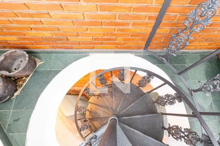 Casa à venda com 289m², 4 quartos e 3 vagas Casa à venda com 289m², 4 quartos e 3 vagasEscadas