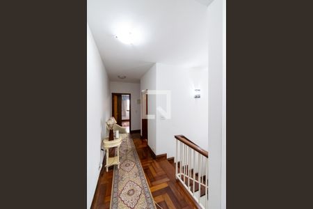 Casa à venda com 289m², 4 quartos e 3 vagas Casa à venda com 289m², 4 quartos e 3 vagasCorredor