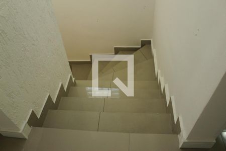Escada de casa para alugar com 3 quartos, 100m² em Vila Marari, São Paulo