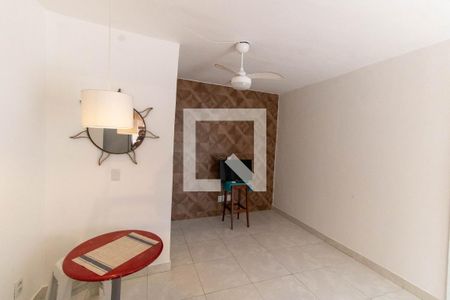 Sala de casa de condomínio para alugar com 2 quartos, 70m² em Piratininga, Niterói