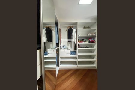 Casa de condomínio à venda com 3500m², 4 quartos e 16 vagasCloset da suíte 1