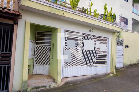Casa à venda com 180m², 3 quartos e 2 vagas Casa à venda com 180m², 3 quartos e 2 vagasFachada