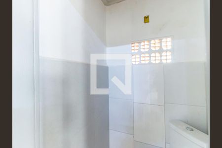 Banheiro de kitnet/studio para alugar com 1 quarto, 100m² em Vila Bertioga, São Paulo