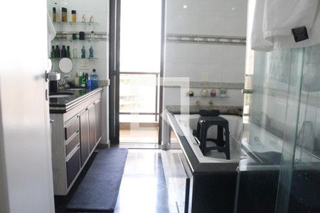 Apartamento à venda com 380m², 4 quartos e 5 vagasBanheiro da Suíte 4