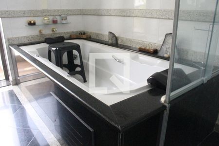 Apartamento à venda com 380m², 4 quartos e 5 vagasBanheiro da Suíte 4