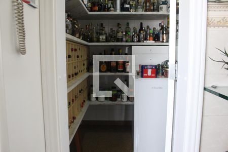 Apartamento à venda com 380m², 4 quartos e 5 vagasDespensa 