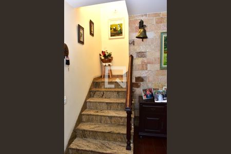 Casa à venda com 180m², 3 quartos e 3 vagasEscada