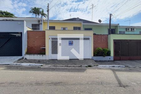 Casa à venda com 142m², 3 quartos e 2 vagasFachada