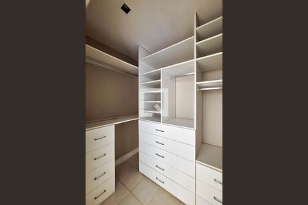 Casa de condomínio à venda com 125m², 2 quartos e 2 vagas Casa de condomínio à venda com 125m², 2 quartos e 2 vagasCloset da suíte