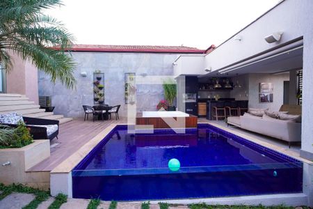 Casa à venda com 267m², 3 quartos e 4 vagas Casa à venda com 267m², 3 quartos e 4 vagasÁrea externa