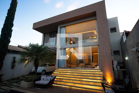 Casa à venda com 267m², 3 quartos e 4 vagas Casa à venda com 267m², 3 quartos e 4 vagasFachada Noite