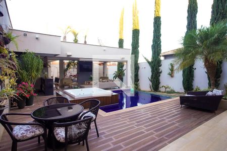 Casa à venda com 267m², 3 quartos e 4 vagas Casa à venda com 267m², 3 quartos e 4 vagasÁrea externa