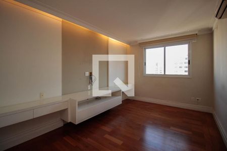 Apartamento à venda com 334m², 4 quartos e 6 vagas Apartamento à venda com 334m², 4 quartos e 6 vagasSala de TV