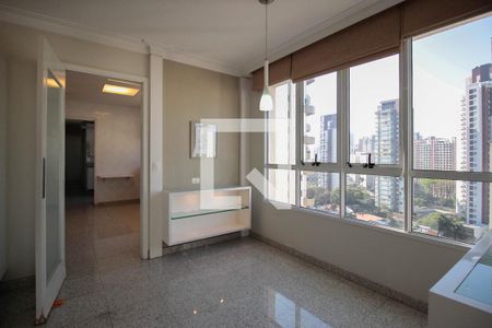 Apartamento à venda com 334m², 4 quartos e 6 vagas Apartamento à venda com 334m², 4 quartos e 6 vagasCopa