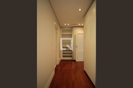 Apartamento à venda com 334m², 4 quartos e 6 vagas Apartamento à venda com 334m², 4 quartos e 6 vagasCloset da suíte 4