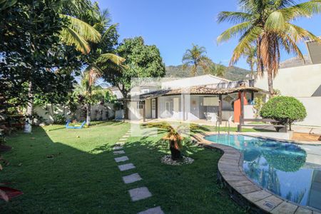Casa de condomínio à venda com 520m², 5 quartos e 3 vagas Casa de condomínio à venda com 520m², 5 quartos e 3 vagasÁrea externa