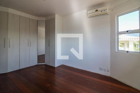 Casa de condomínio à venda com 520m², 5 quartos e 3 vagas Casa de condomínio à venda com 520m², 5 quartos e 3 vagasSuíte 3