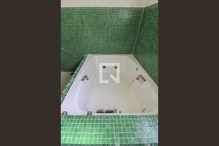 Casa de condomínio à venda com 520m², 5 quartos e 3 vagas Casa de condomínio à venda com 520m², 5 quartos e 3 vagasSuíte 1 - Banheiro