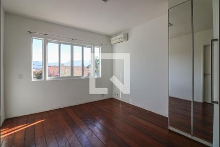 Casa de condomínio à venda com 520m², 5 quartos e 3 vagas Casa de condomínio à venda com 520m², 5 quartos e 3 vagasSuíte 2