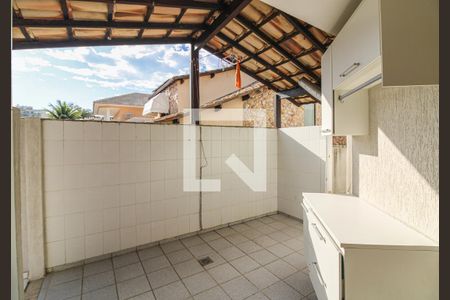 Casa de condomínio à venda com 520m², 5 quartos e 3 vagas Casa de condomínio à venda com 520m², 5 quartos e 3 vagasÁrea de Serviço