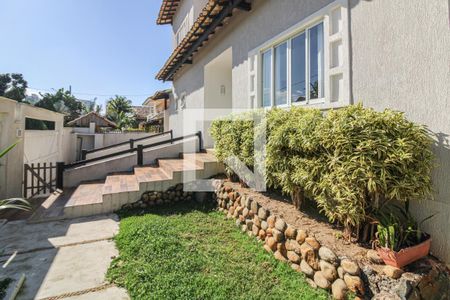 Casa de condomínio à venda com 520m², 5 quartos e 3 vagas Casa de condomínio à venda com 520m², 5 quartos e 3 vagasÁrea externa - Frente da casa