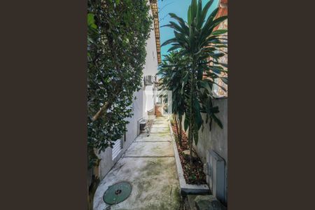 Casa de condomínio à venda com 520m², 5 quartos e 3 vagas Casa de condomínio à venda com 520m², 5 quartos e 3 vagasÁrea externa - Lateral da casa