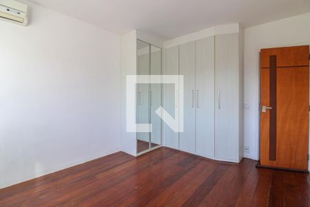 Casa de condomínio à venda com 520m², 5 quartos e 3 vagas Casa de condomínio à venda com 520m², 5 quartos e 3 vagasSuíte 2