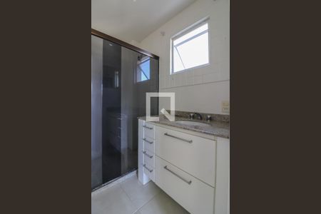 Casa de condomínio à venda com 520m², 5 quartos e 3 vagas Casa de condomínio à venda com 520m², 5 quartos e 3 vagasSuíte 4 - Banheiro