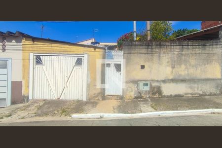 Casa à venda com 180m², 2 quartos e 1 vaga Casa à venda com 180m², 2 quartos e 1 vagaFachada