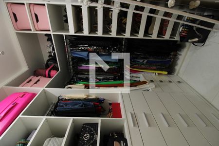 Casa de condomínio à venda com 240m², 3 quartos e 2 vagasCloset