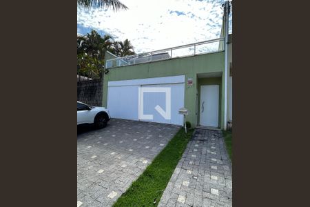 Casa de condomínio à venda com 240m², 3 quartos e 2 vagas Casa de condomínio à venda com 240m², 3 quartos e 2 vagasEntrada