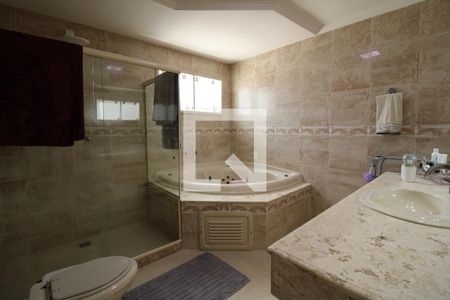 Casa de condomínio à venda com 240m², 3 quartos e 2 vagasBanheiro da Suíte