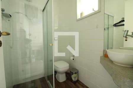 Casa de condomínio à venda com 240m², 3 quartos e 2 vagasBanheiro de serviço