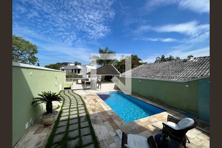 Casa de condomínio à venda com 240m², 3 quartos e 2 vagas Casa de condomínio à venda com 240m², 3 quartos e 2 vagasÁrea Externa - Piscina